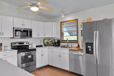 Kitchen - 175 E Cahill Ct, Big Pine Key, FL 33043 photo 2 of 4