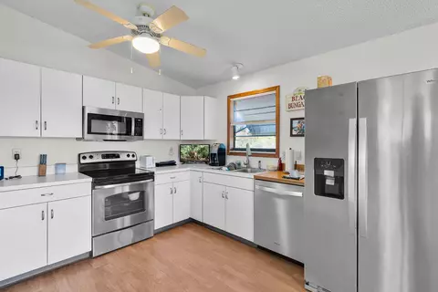 Kitchen - 175 E Cahill Ct, Big Pine Key, FL 33043 photo 3 of 4