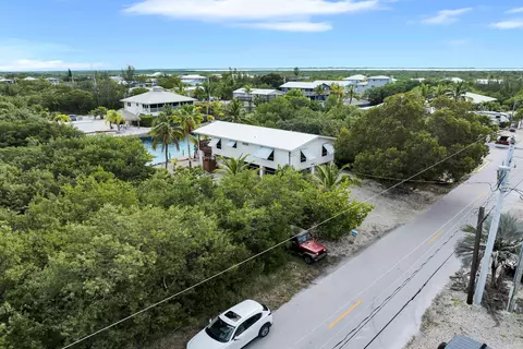 View/Area - 175 E Cahill Ct, Big Pine Key, FL 33043 photo 3 of 17