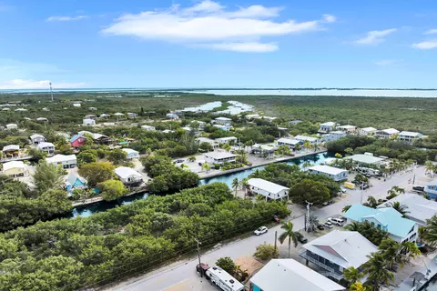 View/Area - 175 E Cahill Ct, Big Pine Key, FL 33043 photo 4 of 17