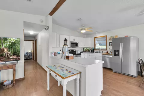 Kitchen - 175 E Cahill Ct, Big Pine Key, FL 33043 photo 1 of 4