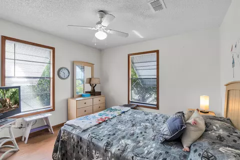 Bedroom - 175 E Cahill Ct, Big Pine Key, FL 33043 photo 4 of 6