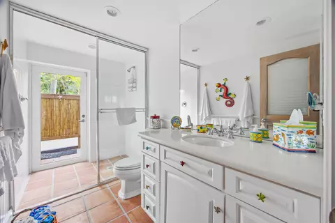 Bath - 17249 E Bonefish Ln, Sugarloaf Key, FL 33042 photo 4 of 4