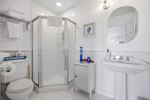 Bath - 17249 E Bonefish Ln, Sugarloaf Key, FL 33042 photo 2 of 4