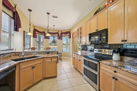 Kitchen - 709 Blackmoor Gate Ln, Other, FL 32619 photo 3 of 4