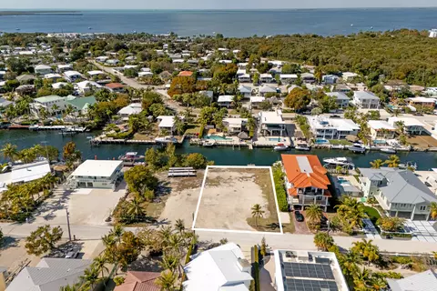 613 Island Dr, Key Largo, FL 33037