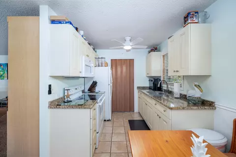 Kitchen - 29183 Cedar Dr, Big Pine Key, FL 33043 photo 3 of 4