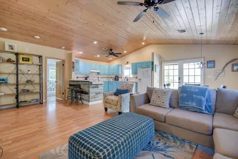 Living - 216 Newfound Blvd, Big Pine Key, FL 33043 photo 3 of 3