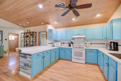 Kitchen - 216 Newfound Blvd, Big Pine Key, FL 33043 photo 2 of 3