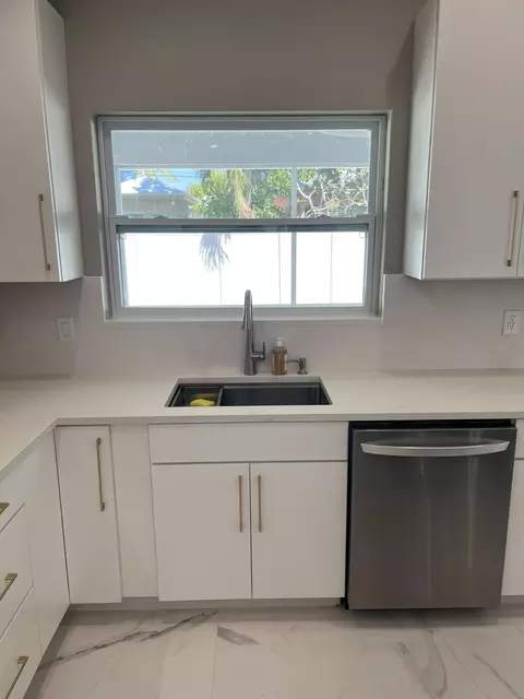 Kitchen - 32 Bonefish Ave, Key Largo, FL 33037 photo 4 of 7