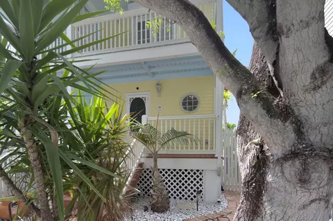18 Golf Club Dr, Key West, FL 33040