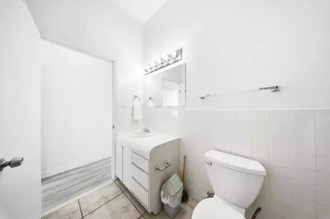 Bath - 340-350 E Ocean Dr #KEY colony, Key Colony Beach, FL 33051 photo 4 of 5