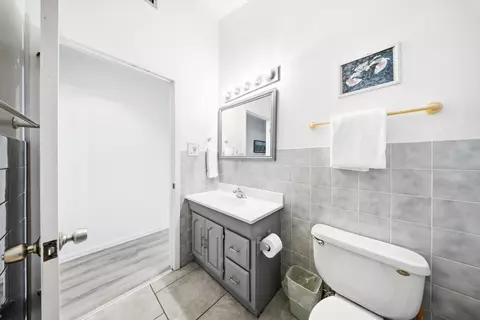 Bath - 340-350 E Ocean Dr #KEY colony, Key Colony Beach, FL 33051 photo 2 of 5