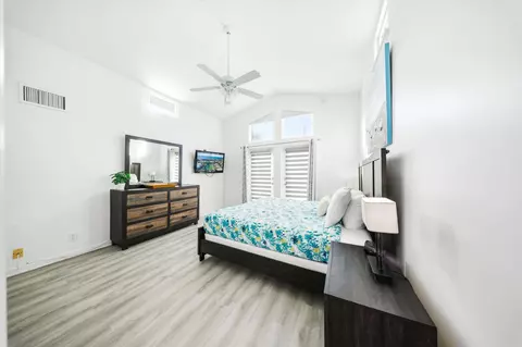 Bedroom - 340-350 E Ocean Dr #KEY colony, Key Colony Beach, FL 33051 photo 8 of 15