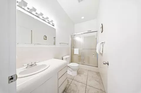Bath - 340-350 E Ocean Dr #KEY colony, Key Colony Beach, FL 33051 photo 3 of 5