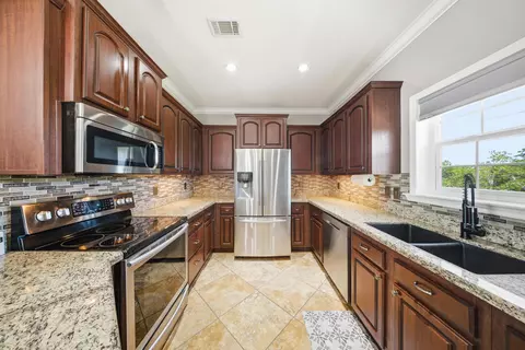 Kitchen - 116 Avenue K, Marathon, FL 33050 photo 2 of 4