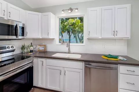 Kitchen - 29048 Iris Dr, Big Pine Key, FL 33043 photo 2 of 3