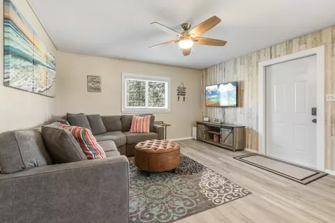 Living - 280290 3rd St, Key Colony, FL 33051 photo 2 of 4