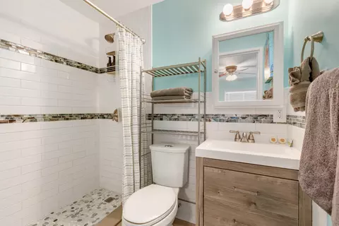 Bath - 280290 3rd St, Key Colony, FL 33051 photo 3 of 4