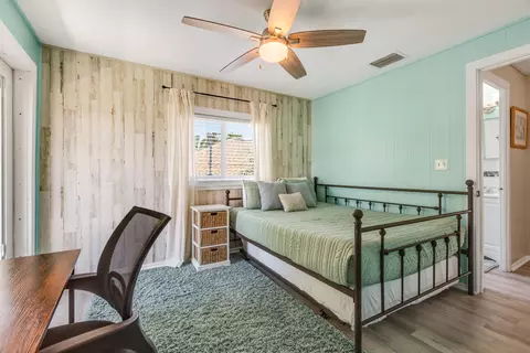 Bedroom - 280290 3rd St, Key Colony, FL 33051 photo 5 of 7