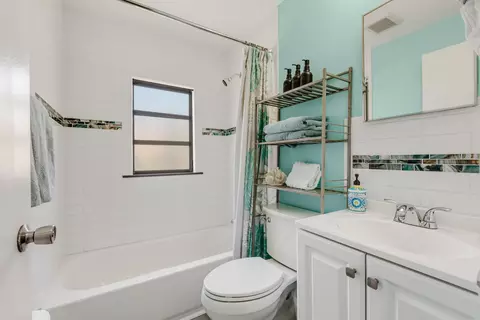 Bath - 280290 3rd St, Key Colony, FL 33051 photo 2 of 4
