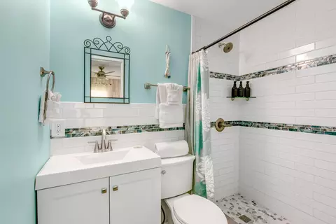 Bath - 280290 3rd St, Key Colony, FL 33051 photo 1 of 4