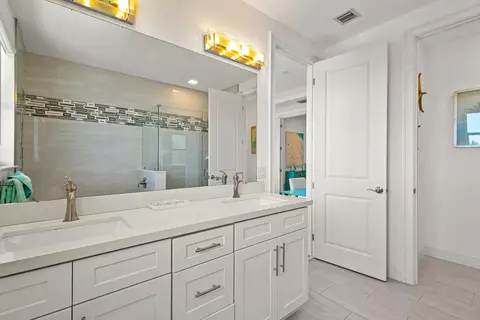 Bath - 443 Sombrero Beach Rd, Marathon, FL 33050 photo 7 of 10