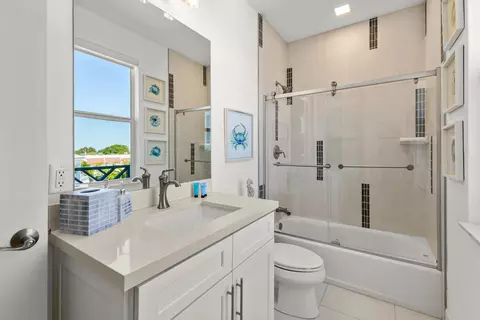 Bath - 443 Sombrero Beach Rd, Marathon, FL 33050 photo 5 of 10