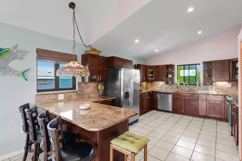 Kitchen - 3686 Gulfstream St, Big Pine Key, FL 33043 photo 2 of 3