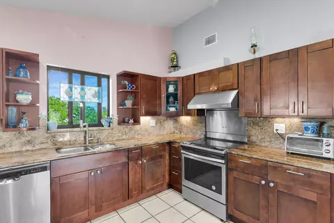 Kitchen - 3686 Gulfstream St, Big Pine Key, FL 33043 photo 3 of 3