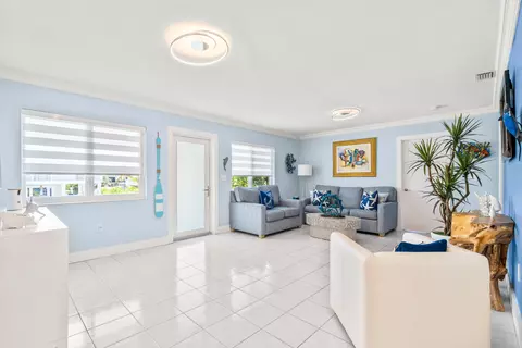 Living - 130 Lorelane Pl, Key Largo, FL 33037 photo 2 of 5