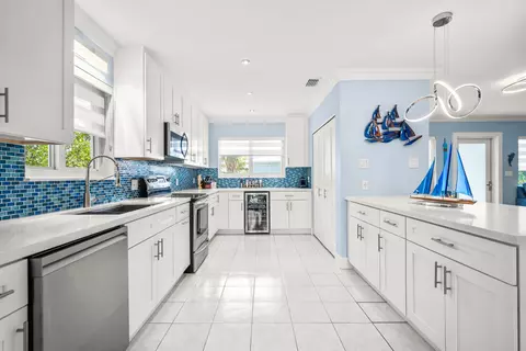 Kitchen - 130 Lorelane Pl, Key Largo, FL 33037 photo 3 of 4