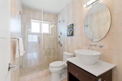 Bath - 130 Lorelane Pl, Key Largo, FL 33037 photo 3 of 3