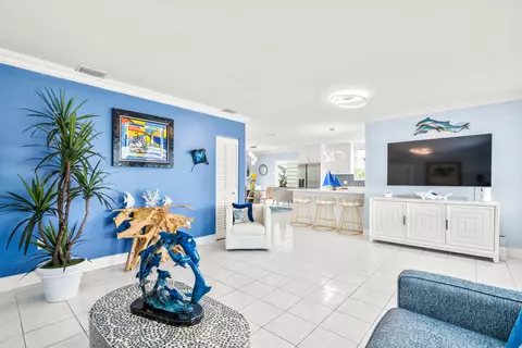 Living - 130 Lorelane Pl, Key Largo, FL 33037 photo 1 of 5