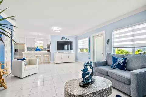 Living - 130 Lorelane Pl, Key Largo, FL 33037 photo 4 of 5