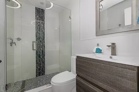 Bath - 68 Mutiny Pl, Key Largo, FL 33037 photo 1 of 5