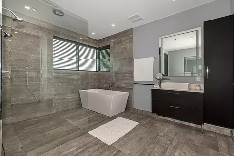 Bath - 68 Mutiny Pl, Key Largo, FL 33037 photo 4 of 5