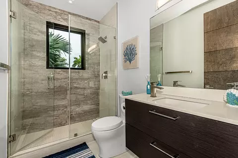 Bath - 68 Mutiny Pl, Key Largo, FL 33037 photo 2 of 5