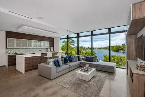 Living - 68 Mutiny Pl, Key Largo, FL 33037 photo 2 of 4