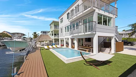 704 Grouper Ln, Key Largo, FL 33037