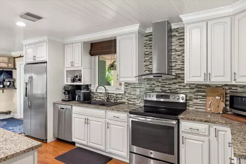 Kitchen - 5 Emerald Dr, Key West, FL 33040 photo 2 of 3