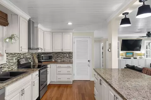 Kitchen - 5 Emerald Dr, Key West, FL 33040 photo 3 of 3