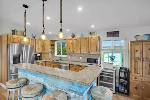 Kitchen - 29114 Cedar Dr, Big Pine Key, FL 33043 photo 3 of 4