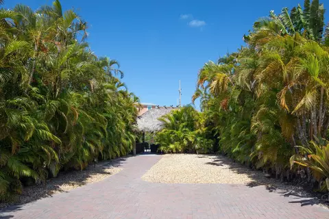 2950 Overseas Hwy # 2, Saddle Bunch, FL 33040