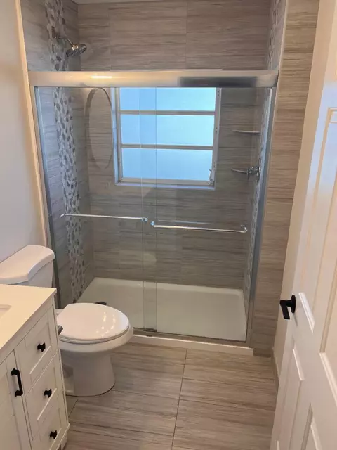 Bath - 641 12th St #KEY colony, Key Colony Beach, FL 33051 photo 3 of 5