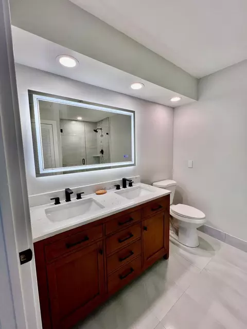 Bath - 641 12th St #KEY colony, Key Colony Beach, FL 33051 photo 2 of 5