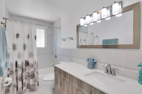 Bath - 19 Park Dr, Key Largo, FL 33037 photo 2 of 3