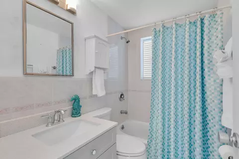 Bath - 19 Park Dr, Key Largo, FL 33037 photo 3 of 3