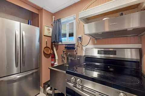 Kitchen - 3746 Park Ave, Big Pine Key, FL 33043 photo 4 of 5