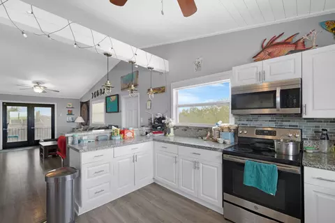 Kitchen - 3746 Park Ave, Big Pine Key, FL 33043 photo 3 of 5